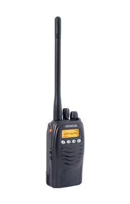 136-174 MHz, 5 W, 128 canales, GPS, botón de pánico. Incluye antena, batería, cargador y clip